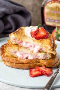 Lee más sobre el artículo FRENCH TOAST RELLENO DE QUESO CON FRESAS
